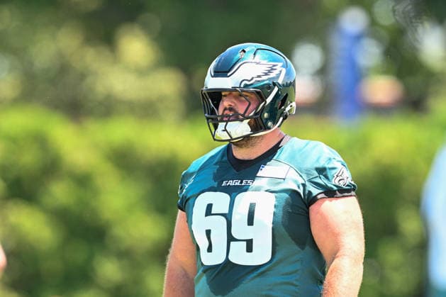 PHILADELPHIA, PA - JUNE 09: Philadelphia Eagles guard Landon Dickerson 69 looks on during the Philadelphia Eagles off season minicamp on June 9th, 2026 at the Jefferson Health Training Complex in Philadelphia, PA. (Photo by Terence Lewis Icon Sportswire) NFL, American Football Herren, USA JUN 09 Philadelphia Eagles Minicamp EDITORIAL USE ONLY Icon260609065