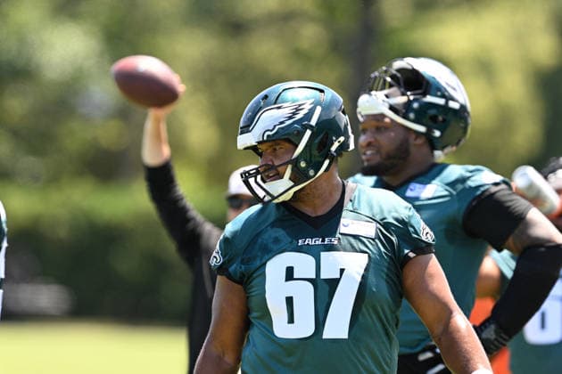 PHILADELPHIA, PA - JUNE 09: .Philadelphia Eagles offensive lineman John Ojukwu 67 looks on during the Philadelphia Eagles off season minicamp on June 9th, 2026 at the Jefferson Health Training Complex in Philadelphia, PA. (Photo by Terence Lewis Icon Sportswire) NFL, American Football Herren, USA JUN 09 Philadelphia Eagles Minicamp EDITORIAL USE ONLY Icon260609067