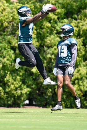 PHILADELPHIA, PA - JUNE 09: Philadelphia Eagles wide receiver Elijah Moore 19 catches the ball during the Philadelphia Eagles off season minicamp on June 9th, 2026 at the Jefferson Health Training Complex in Philadelphia, PA. (Photo by Terence Lewis Icon Sportswire) NFL, American Football Herren, USA JUN 09 Philadelphia Eagles Minicamp EDITORIAL USE ONLY Icon260609070