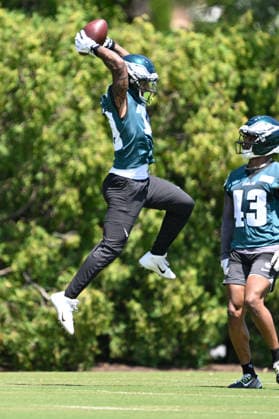PHILADELPHIA, PA - JUNE 09: Philadelphia Eagles wide receiver Elijah Moore 19 catches the ball during the Philadelphia Eagles off season minicamp on June 9th, 2026 at the Jefferson Health Training Complex in Philadelphia, PA. (Photo by Terence Lewis Icon Sportswire) NFL, American Football Herren, USA JUN 09 Philadelphia Eagles Minicamp EDITORIAL USE ONLY Icon260609071