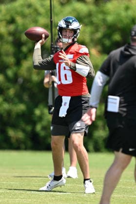 PHILADELPHIA, PA - JUNE 09: Philadelphia Eagles quarterback Tanner McKee 16 is shown during the Philadelphia Eagles off season minicamp on June 9th, 2026 at the Jefferson Health Training Complex in Philadelphia, PA. (Photo by Terence Lewis Icon Sportswire) NFL, American Football Herren, USA JUN 09 Philadelphia Eagles Minicamp EDITORIAL USE ONLY Icon260609075