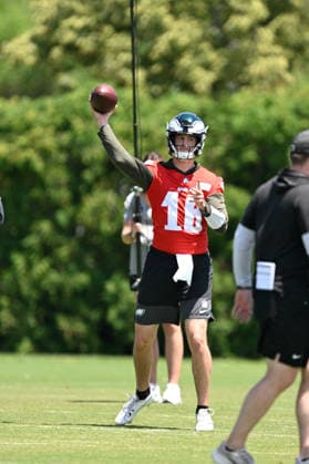 PHILADELPHIA, PA - JUNE 09: Philadelphia Eagles quarterback Tanner McKee 16 is shown during the Philadelphia Eagles off season minicamp on June 9th, 2026 at the Jefferson Health Training Complex in Philadelphia, PA. (Photo by Terence Lewis Icon Sportswire) NFL, American Football Herren, USA JUN 09 Philadelphia Eagles Minicamp EDITORIAL USE ONLY Icon260609076