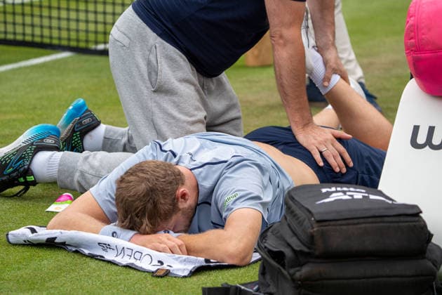 Yannick Hanfmann, Massage, Injury, Mattia Bellucci vs Yannick Hanfmann, Tennis, ATP Tournament, Boss Open, Center Court, Round of 16, 10 06 2026, Mattia Bellucci vs Yannick Hanfmann, Tennis, ATP Tournament, Boss Open, Center Court, Round of 16, 10 06 2026, Stuttgart Copyright: xEibner-Pressefoto EdwardxCheungx EP_ECG