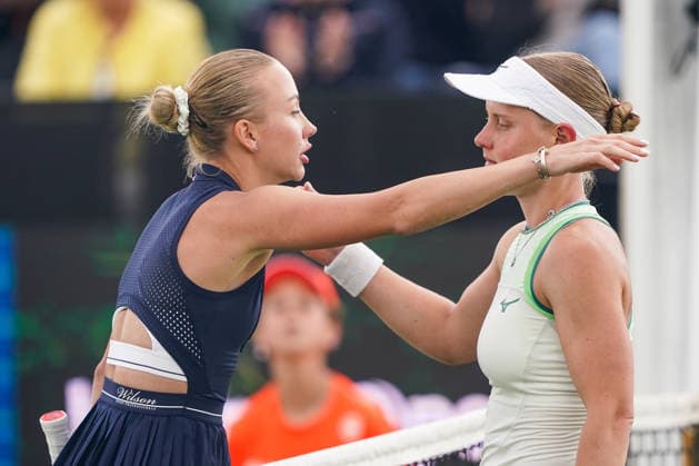 2026-06-10 - Libema Open 2026 ROSMALEN, NETHERLANDS - JUNE 10: Anastasia Potapova of Austria, Suzan Lamens of The Netherlands during the Libema Open 2026 at the Autotron on June 10, 2026 in Rosmalen, Netherlands Rosmalen Autotron Netherlands Content not available for redistribution in The Netherlands directly or indirectly through any third parties. Copyright: xAndrexWeeningx