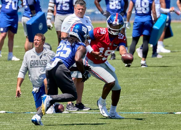 New York Giants quarterback Jameis Winston (19) and running back Dante Miller (25) at minicamp held at the Quest Diagnostics Training Center in East Rutherford, New Jersey. CSM East Rutherford United States - ZUMAc04_ 20260610_zma_c04_008 Copyright: xDuncanxWilliamsx