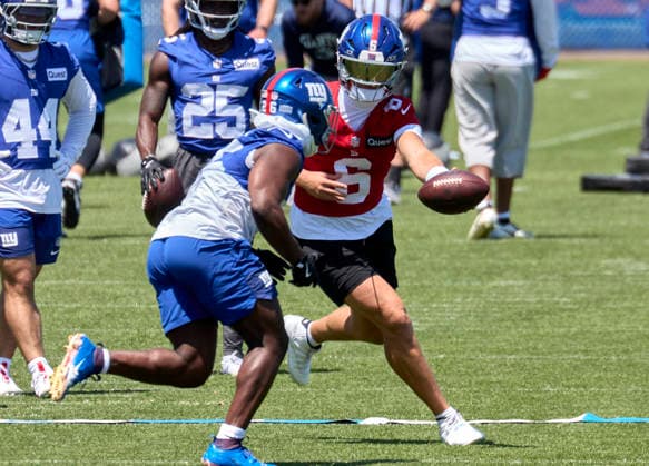 New York Giants quarterback Jaxson Dart (6) hands off to running back Devin Singletary (26) during minicamp held at the Quest Diagnostics Training Center in East Rutherford, New Jersey. CSM East Rutherford United States - ZUMAc04_ 20260610_zma_c04_010 Copyright: xDuncanxWilliamsx