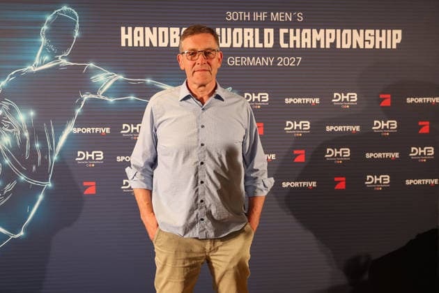 Alfred Gislason national coach, DHB, Germany at the handball talk before the draw, with Molten handball in hand, GER, Draw for the IHF Mens Handball World Championship 2027, 10 06 2026, GER, Draw for the IHF Mens Handball World Championship 2027, 10 06 2026 Munich Copyright: xEibner-Pressefoto JennixMaulx EP_JML