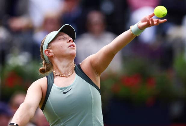 2026 HSBC Tennis Championships, Queens Club, London, UK - 10 06 2026 Amanda Anisimova (USA) serves during her second round match against Laura Siegmund (GER) in the HSBC 2026 Championships at Queens Club in London London Queens Club London GBR Copyright: xMarkxGreenwoodx