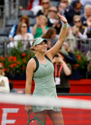 Tennis, WTA-Turnier in London, Queens Club #2 RECORD DATE NOT STATED 10th June 2026; HSBC Championships, Queens Club, West Kensington, London, England; HSBC Championships Tennis, Day One; Amanda Anisimova (USA) celebrates her win after defeating Laura Siegemund (GER) HongboxChen