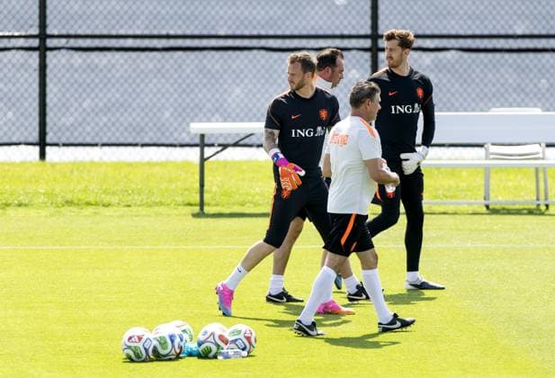 KANSAS CITY - Netherlands goalkeeper Mark Flekken and Netherlands goalkeeper Robin Roefs during a training session of the Dutch national team, Nationalteam at Riverside Stadium on June 10, 2026, in Kansas City. The Dutch national team is preparing for the 2026 FIFA World Cup, WM, Weltmeisterschaft, Fussball KOEN VAN WEEL ANP xVIxANPxSportx xxANPxIVx 560656934 originalFilename: 560656934.jpg