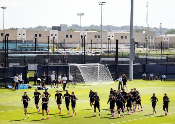 KANSAS CITY - The squad with Netherlands goalkeeper Bart Verbruggen in the background during a training session of the Dutch national team, Nationalteam at Riverside Stadium on June 10, 2026, in Kansas City. The Dutch national team is preparing for the 2026 FIFA World Cup, WM, Weltmeisterschaft, Fussball KOEN VAN WEEL ANP xVIxANPxSportx xxANPxIVx 560657589 originalFilename: 560657589.jpg