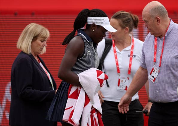 Victoria Mboko of Canada leaves court following a slip on the grass where she injures her knee HSBC Queen s Club Championships, Day Five, Tennis, Queen s Club, West Kensington, London, UK - 10 Jun 2026London Queen s Club United Kingdom  Copyright: xEllaxLing Shutterstockx 16920000an