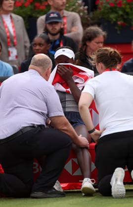 Victoria Mboko of Canada is attended to by doctors following a slip on the grass where she injures her knee HSBC Queen s Club Championships, Day Five, Tennis, Queen s Club, West Kensington, London, UK - 10 Jun 2026London Queen s Club United Kingdom  Copyright: xEllaxLing Shutterstockx 16920000ao