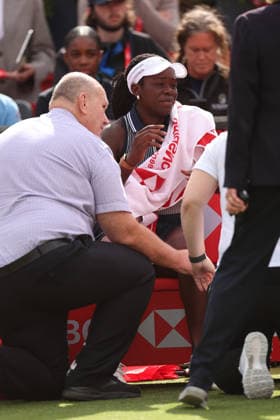 Victoria Mboko of Canada cries as she is attended to by doctors following a slip on the grass where she injures her knee HSBC Queen s Club Championships, Day Five, Tennis, Queen s Club, West Kensington, London, UK - 10 Jun 2026London Queen s Club United Kingdom  Copyright: xEllaxLing Shutterstockx 16920000ak
