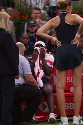 Victoria Mboko of Canada cries as she is attended to by doctors following a slip on the grass where she injures her knee HSBC Queen s Club Championships, Day Five, Tennis, Queen s Club, West Kensington, London, UK - 10 Jun 2026London Queen s Club United Kingdom  Copyright: xEllaxLing Shutterstockx 16920000al