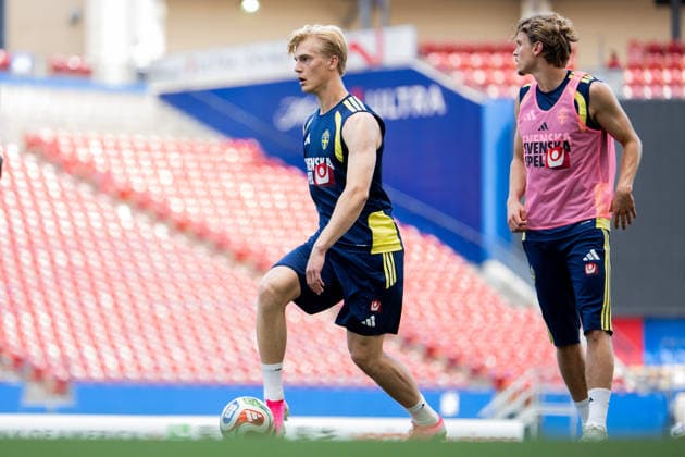 260610 Lucas Bergvall and Carl Starfelt of the Swedish national football team at a training session during day 1 of the FIFA World Cup 2026 on June 10, 2026 in Dallas Photo Petter Arvidson BILDBYRAN kod PA PA1227 fotboll football soccer fotball vm fotbolls vm fotball vm fotbolls vm 2026 fifa world cup 2026 träning practice training sverige sweden sverige a day 1 bbeng  Copyright: PETTERxARVIDSON BB260610PA010
