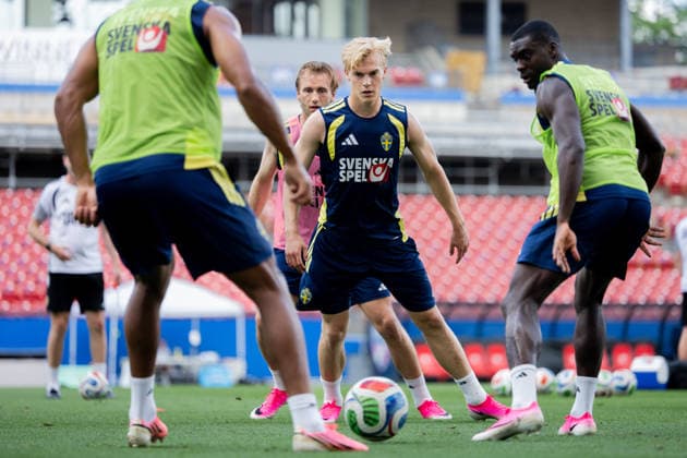 260610 Lucas Bergvall and Ken Sema of the Swedish national football team at a training session during day 1 of the FIFA World Cup 2026 on June 10, 2026 in Dallas Photo Petter Arvidson BILDBYRAN kod PA PA1227 fotboll football soccer fotball vm fotbolls vm fotball vm fotbolls vm 2026 fifa world cup 2026 träning practice training sverige sweden sverige a day 1 bbeng  Copyright: PETTERxARVIDSON BB260610PA016