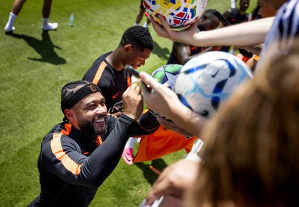 KANSAS CITY - Memphis Depay of the Netherlands and Denzel Dumfries of the Netherlands after a training session of the Dutch national team, Nationalteam at Riverside Stadium on June 10, 2026, in Kansas City. The Dutch national team is preparing for the 2026 FIFA World Cup, WM, Weltmeisterschaft, Fussball KOEN VAN WEEL ANP xVIxANPxSportx xxANPxIVx 560663247 originalFilename: 560663247.jpg