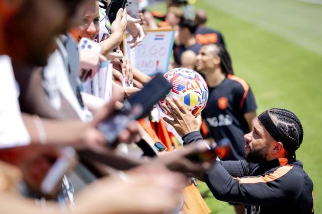 KANSAS CITY - Memphis Depay of the Netherlands with fans after a training session of the Dutch national team, Nationalteam at Riverside Stadium on June 10, 2026, in Kansas City. The Dutch national team is preparing for the 2026 FIFA World Cup, WM, Weltmeisterschaft, Fussball ROBIN VAN LONKHUIJSEN ANP xVIxANPxSportx xxANPxIVx 560663464 originalFilename: 560663464.jpg