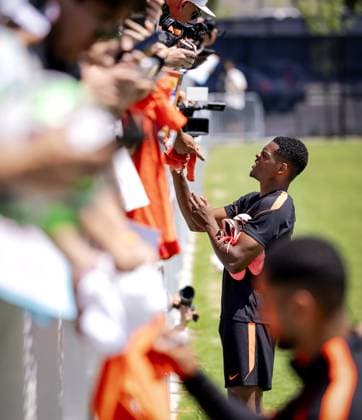 KANSAS CITY - Denzel Dumfries of the Netherlands with fans after a training session of the Dutch national team, Nationalteam at Riverside Stadium on June 10, 2026, in Kansas City. The Dutch national team is preparing for the 2026 FIFA World Cup, WM, Weltmeisterschaft, Fussball ROBIN VAN LONKHUIJSEN ANP xVIxANPxSportx xxANPxIVx 560663596 originalFilename: 560663596.jpg
