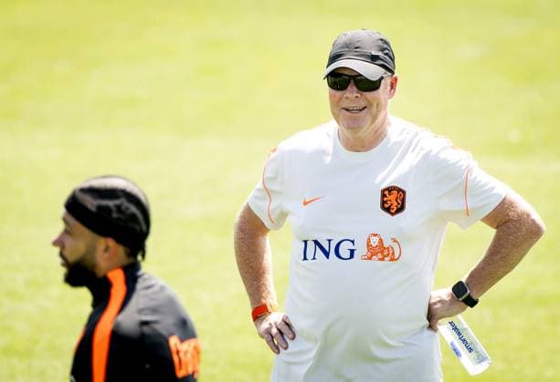 KANSAS CITY - Memphis Depay of the Netherlands and Netherlands coach Ronald Koeman during a training session of the Dutch national team, Nationalteam at Riverside Stadium on June 10, 2026, in Kansas City. The Dutch national team is preparing for the 2026 FIFA World Cup, WM, Weltmeisterschaft, Fussball KOEN VAN WEEL ANP xVIxANPxSportx xxANPxIVx 560663867 originalFilename: 560663867.jpg