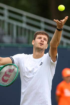 Libema Open Grass Court Championships S-HERTOGENBOSCH, NETHERLANDS: Hubert Hurkacz of Poland in action serving during the tennis game against Marton Fucsovics of Hungary at the Autotron venue during the the Rosmalen Grass Court Championships LibÃ ma Open Tournament, an ATP, Tennis Herren 250 event in Den Bosch, the Netherlands on June 10, 2026 Den Bosch Netherlands  Copyright: xNicolasxEconomoux originalFilename:oikonomou-notitle260610_npoa8.jpg