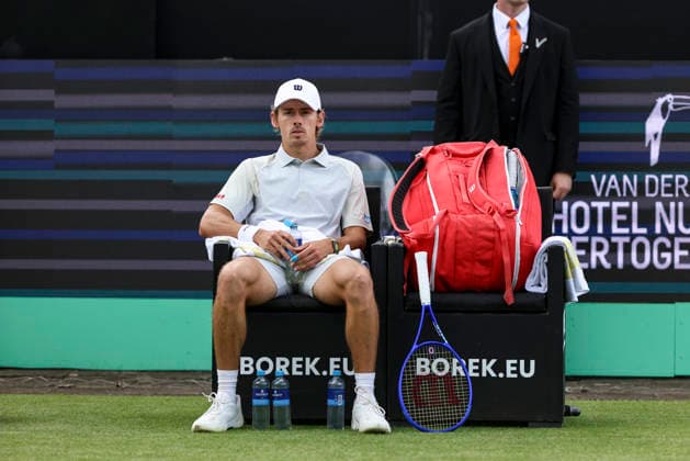 Libema Open Grass Court Championships S-HERTOGENBOSCH, NETHERLANDS: Alex de Minaur of Australia resting during the tennis game against Martin Damm Jr of the USA at the Autotron venue during the the Rosmalen Grass Court Championships LibÃ ma Open Tournament, an ATP, Tennis Herren 250 event in Den Bosch, the Netherlands on June 10, 2026 Den Bosch Netherlands  Copyright: xNicolasxEconomoux originalFilename:oikonomou-notitle260610_npgNA.jpg