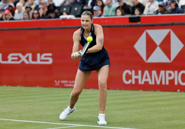 Tennis, WTA-Turnier in London, Queens Club #2 RECORD DATE NOT STATED 10th June 2026; HSBC Championships, Queens Club, West Kensington, London, England; HSBC Championships Tennis, Day One; Karolina Pliskova (CZE) plays a backhand shot against Victoria Mboko (CAN) HongboxChen