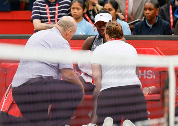 Tennis, WTA-Turnier in London, Queens Club #2 RECORD DATE NOT STATED 10th June 2026; HSBC Championships, Queens Club, West Kensington, London, England; HSBC Championships Tennis, Day One; Victoria Mboko (CAN) during a medical time out HongboxChen