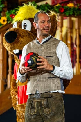 FINAL DRAW IHF MensÂ s Handball World Championship Germany 2027 10 06 2026 The final group draw for the Handball World Championship 2027 takes place today at the Hofbräuhaus in Munich in the picture Pascal HENS with the match ball of the World Championship Copyright: xBEAUTIFULxSPORTS Goldbergx