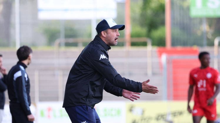 10 06 2026, xrekx, Fußball Relegation Regionalliga Suedwest , FK Pirmasens VfR Mannheim v l Daniel Paulus Trainer FK Pirmasens gibt Anweisungen, gestikuliert, mit den Armen gestikulieren gives instructions, gesticulate DFL DFB REGULATIONS PROHIBIT ANY USE OF PHOTOGRAPHS as IMAGE SEQUENCES and or QUASI VIDEO Pirmasens