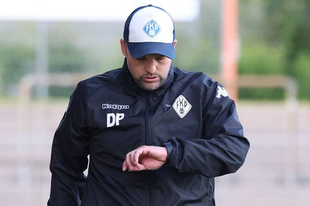 10 06 2026, xrekx, Fußball Relegation Regionalliga Suedwest , FK Pirmasens VfR Mannheim v l Daniel Paulus Trainer FK Pirmasens schaut auf die Uhr DFL DFB REGULATIONS PROHIBIT ANY USE OF PHOTOGRAPHS as IMAGE SEQUENCES and or QUASI VIDEO Pirmasens