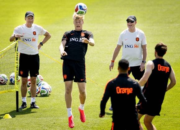 KANSAS CITY - Assistant Wim Jonk, Jan Paul van Hecke of the Netherlands and Netherlands coach Ronald Koeman during a training session of the Dutch national team, Nationalteam at Riverside Stadium on June 10, 2026, in Kansas City. The Dutch national team is preparing for the 2026 FIFA World Cup, WM, Weltmeisterschaft, Fussball KOEN VAN WEEL ANP xVIxANPxSportx xxANPxIVx 560665030 originalFilename: 560665030.jpg