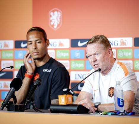 KANSAS CITY - National coach Ronald Koeman (r) and captain Virgil van Dijk during a press conference, PK, Pressekonferenz of the Dutch national team, Nationalteam on June 10, 2026, at the Hilton Garden Inn, Kansas City. The Dutch national team is preparing for the 2026 FIFA World Cup, WM, Weltmeisterschaft, Fussball ROBIN VAN LONKHUIJSEN ANP xVIxANPxSportx xxANPxIVx 560665075 originalFilename: 560665075.jpg