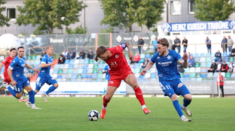 10 06 2026, xrekx, Fußball Relegation Regionalliga Suedwest , FK Pirmasens VfR Mannheim v l Alexander Esswein VfR Mannheim Manuel Grünnagel Gruennagel FK Pirmasens Zweikampf, Aktion, action, battle for the ball DFL DFB REGULATIONS PROHIBIT ANY USE OF PHOTOGRAPHS as IMAGE SEQUENCES and or QUASI VIDEO Pirmasens