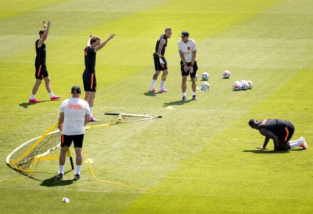 KANSAS CITY - Frenkie de Jong for the Netherlands, Mats Wieffer for the Netherlands, Noa Lang for the Netherlands, assistant Wim Jonk and Lutsharel Geertruida for the Netherlands during a training session of the Dutch national team, Nationalteam at Riverside Stadium on June 10, 2026, in Kansas City. The Dutch national team is preparing for the 2026 FIFA World Cup, WM, Weltmeisterschaft, Fussball KOEN VAN WEEL ANP xVIxANPxSportx xxANPxIVx 560665333 originalFilename: 560665333.jpg