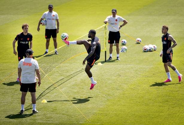 KANSAS CITY - Mats Wieffer of the Netherlands, Lutsharel Geertruida of the Netherlands, Noa Lang of the Netherlands during a training session of the Dutch national team, Nationalteam at Riverside Stadium, on June 10, 2026, in Kansas City. The Dutch national team is preparing for the 2026 FIFA World Cup, WM, Weltmeisterschaft, Fussball KOEN VAN WEEL ANP xVIxANPxSportx xxANPxIVx 560665349 originalFilename: 560665349.jpg
