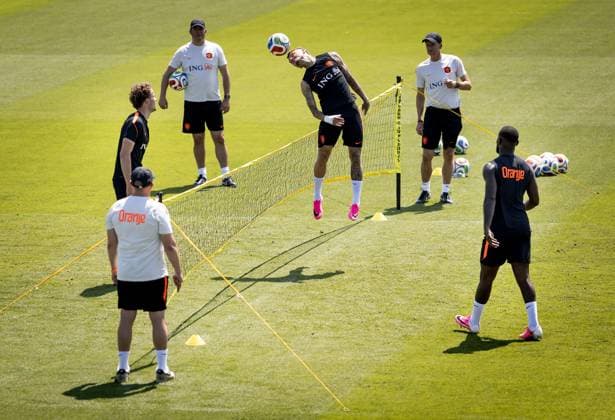 KANSAS CITY - Mats Wieffer of the Netherlands, Noa Lang of the Netherlands, and Lutsharel Geertruida of the Netherlands during a training session of the Dutch national team, Nationalteam at Riverside Stadium on June 10, 2026, in Kansas City. The Dutch national team is preparing for the 2026 FIFA World Cup, WM, Weltmeisterschaft, Fussball KOEN VAN WEEL ANP xVIxANPxSportx xxANPxIVx 560665353 originalFilename: 560665353.jpg