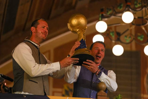 The 2007 Handball World Champions Pascal Hens and Dominik Klein with the Handball World Cup trophy, GER, Draw for the 2027 IHF Mens Handball World Championship, 10 06 2026, GER, Draw for the 2027 IHF Mens Handball World Championship, 10 06 2026 Munich Copyright: xEibner-Pressefoto JennixMaulx EP_JML