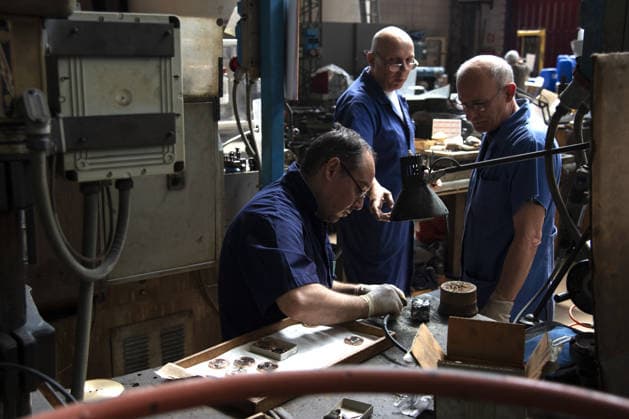 FIFA World Cup, WM, Weltmeisterschaft, Fussball Produzione e realizzazione della Coppa, How it is made, GDE Bertoni, Azione, Action, Primo piano, Close up PRODUZIONE E REALIZZAZIONE DELLA FIFA WORLD CUP