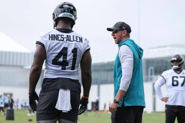 JACKSONVILLE, FL - JUNE 10: Jacksonville Jaguars head coach Liam Coen talks with Jacksonville Jaguars defensive end Josh Hines-Allen (41) during Minicamp on June 10, 2026 at Miller Electric Center in Jacksonville, Fl. (Photo by David Rosenblum Icon Sportswire) NFL, American Football Herren, USA JUN 10 Jacksonville Jaguars Minicamp EDITORIAL USE ONLY Icon260610161793