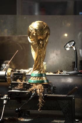 FIFA World Cup, WM, Weltmeisterschaft, Fussball Produzione e realizzazione della Coppa, How it is made, GDE Bertoni, Azione, Action, Primo piano, Close up PRODUZIONE E REALIZZAZIONE DELLA FIFA WORLD CUP