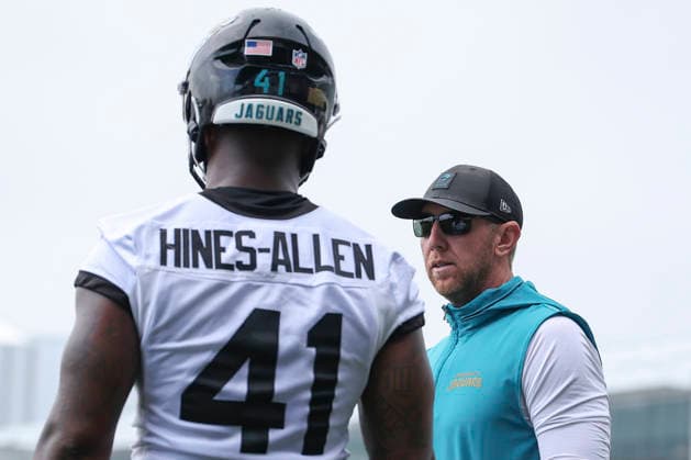 JACKSONVILLE, FL - JUNE 10: Jacksonville Jaguars head coach Liam Coen talks with Jacksonville Jaguars defensive end Josh Hines-Allen (41) during Minicamp on June 10, 2026 at Miller Electric Center in Jacksonville, Fl. (Photo by David Rosenblum Icon Sportswire) NFL, American Football Herren, USA JUN 10 Jacksonville Jaguars Minicamp EDITORIAL USE ONLY Icon260610161811