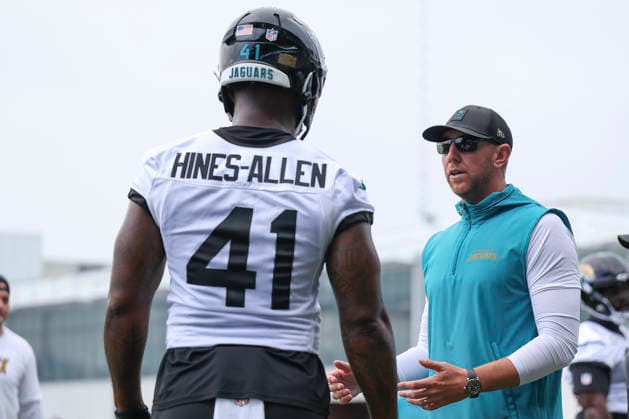 JACKSONVILLE, FL - JUNE 10: Jacksonville Jaguars head coach Liam Coen talks with Jacksonville Jaguars defensive end Josh Hines-Allen (41) during Minicamp on June 10, 2026 at Miller Electric Center in Jacksonville, Fl. (Photo by David Rosenblum Icon Sportswire) NFL, American Football Herren, USA JUN 10 Jacksonville Jaguars Minicamp EDITORIAL USE ONLY Icon260610161862