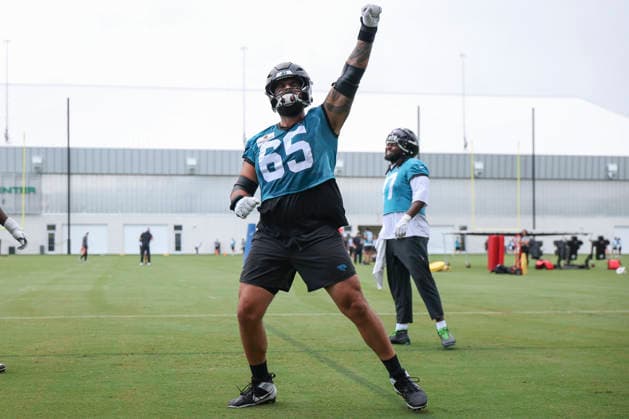 JACKSONVILLE, FL - JUNE 10: Jacksonville Jaguars guard Patrick Mekari (65) pumps up the crowd during Minicamp on June 10, 2026 at Miller Electric Center in Jacksonville, Fl. (Photo by David Rosenblum Icon Sportswire) NFL, American Football Herren, USA JUN 10 Jacksonville Jaguars Minicamp EDITORIAL USE ONLY Icon260610161885