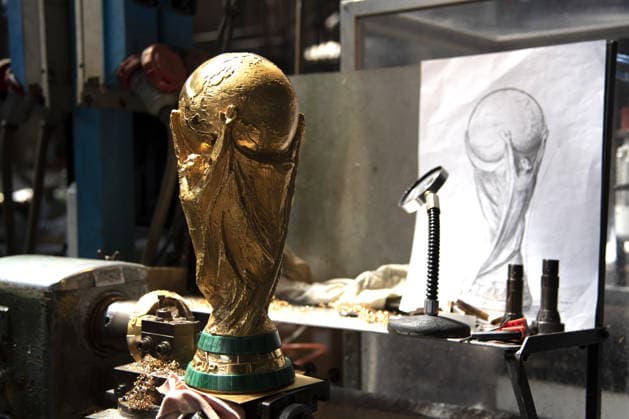 FIFA World Cup, WM, Weltmeisterschaft, Fussball Produzione e realizzazione della Coppa, How it is made, GDE Bertoni, Azione, Action, Primo piano, Close up PRODUZIONE E REALIZZAZIONE DELLA FIFA WORLD CUP