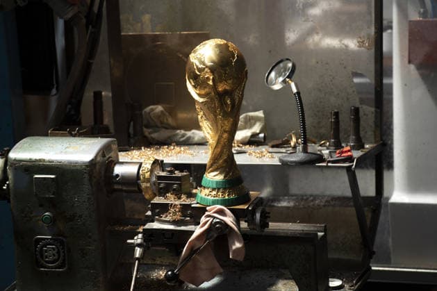 FIFA World Cup, WM, Weltmeisterschaft, Fussball Produzione e realizzazione della Coppa, How it is made, GDE Bertoni, Azione, Action, Primo piano, Close up PRODUZIONE E REALIZZAZIONE DELLA FIFA WORLD CUP