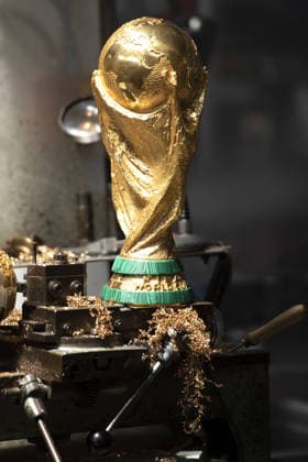 FIFA World Cup, WM, Weltmeisterschaft, Fussball Produzione e realizzazione della Coppa, How it is made, GDE Bertoni, Azione, Action, Primo piano, Close up PRODUZIONE E REALIZZAZIONE DELLA FIFA WORLD CUP