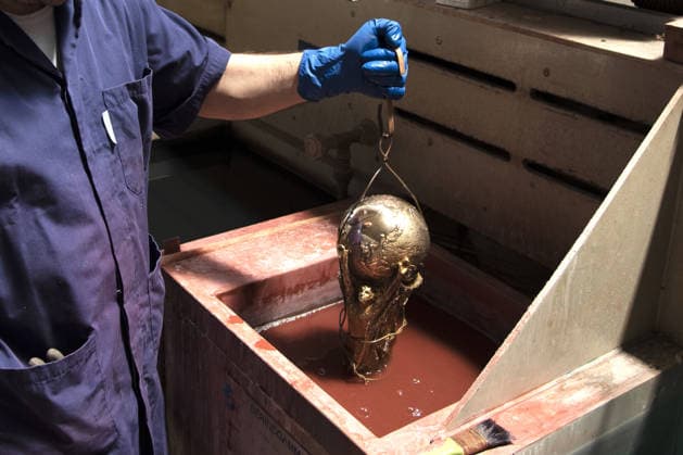 FIFA World Cup, WM, Weltmeisterschaft, Fussball Produzione e realizzazione della Coppa, How it is made, GDE Bertoni, Azione, Action, Primo piano, Close up PRODUZIONE E REALIZZAZIONE DELLA FIFA WORLD CUP