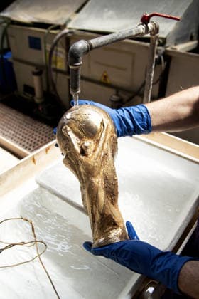 FIFA World Cup, WM, Weltmeisterschaft, Fussball Produzione e realizzazione della Coppa, How it is made, GDE Bertoni, Azione, Action, Primo piano, Close up PRODUZIONE E REALIZZAZIONE DELLA FIFA WORLD CUP